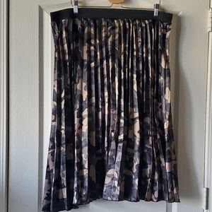 NWT Forever 21 Plus Pleated Camo Skirt